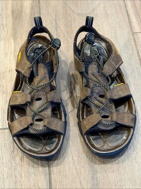 Keen Women’s Bison Leather Waterproof Hiking Sandals with Toggle Lacing. Size 8